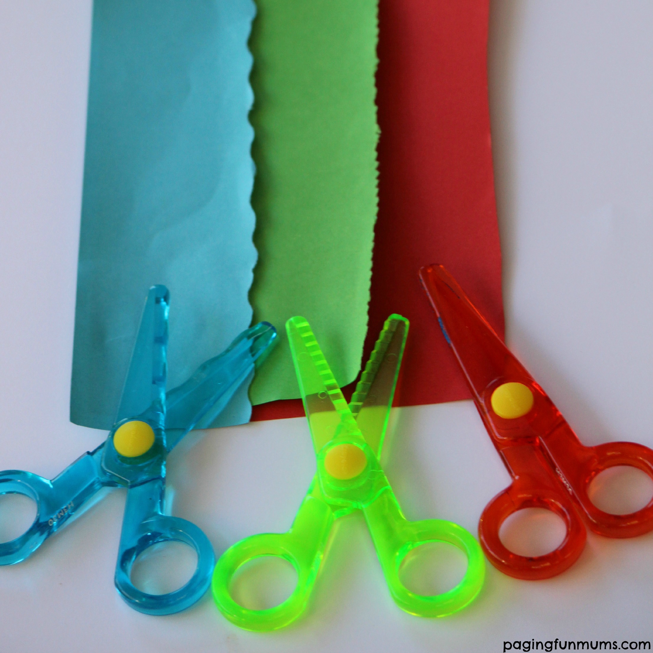 https://pagingfunmums.com/wp-content/uploads/2014/07/My-First-Crayola-Scissors-three-different-cutting-patterns.jpg