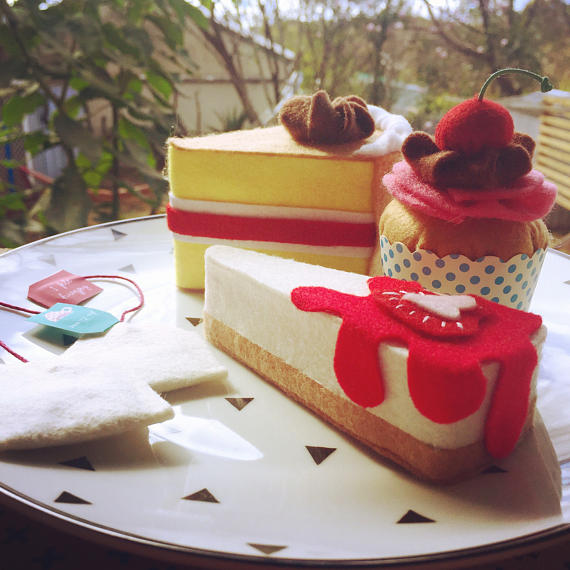 DIY Felt No-Sew Mini Cake – Cherry Fairy Tale